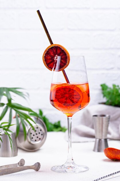 Cocktail spritz Aperol con arancia rossa