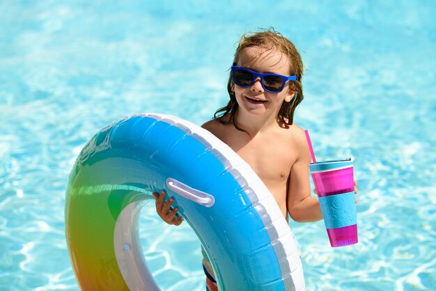 Cocktail sulla piscina d'acqua in estate Volto divertente per bambini