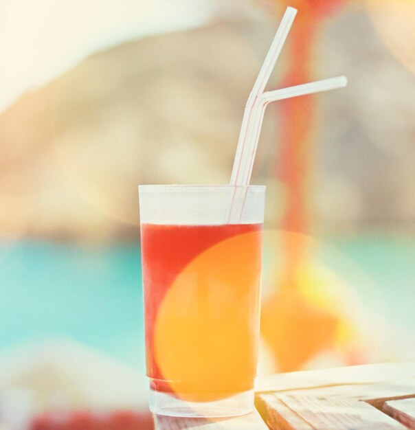 Cocktail sulla spiaggia in estate vacanze estive e concetto di vacanza