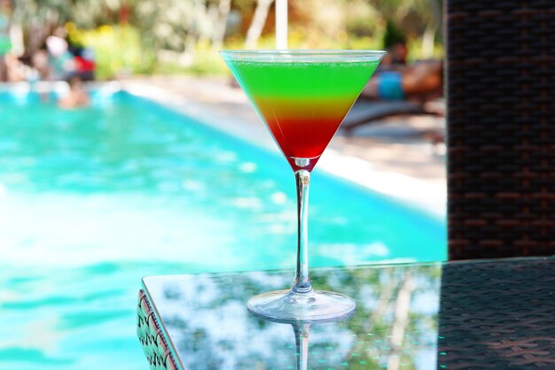 Cocktail sullo sfondo della piscina