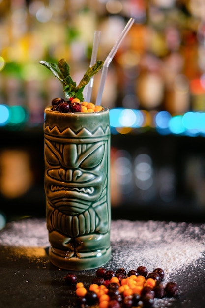 Cocktail Tiki in un bicchiere di autoctoni