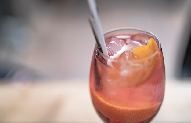 cocktail tonici in bicchieri da vino sul bancone del bar in pup o ristorante.