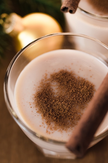 Cocktail tradizionale di zabaione per la vigilia di Natale.