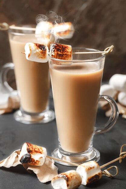 Cocktail tradizionali autunnali e invernali, alcolici. Cocktail di cioccolata calda da falò con marshmallow arrosto. Marshmallow al latte al cacao