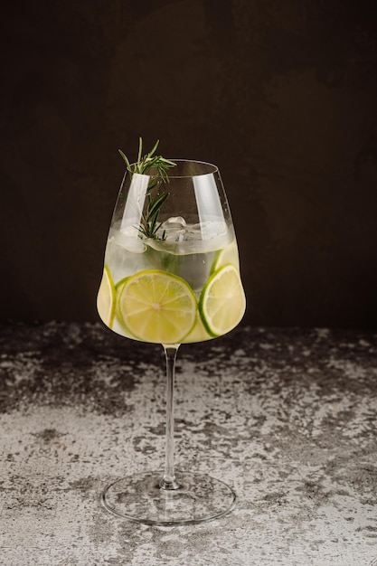 Cocktail trasparente con lime e ghiaccio