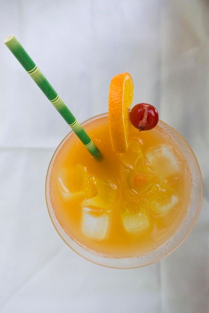 Cocktail tropicale con contorno di arancia e ciliegia