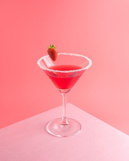 Cocktail tropicale con fragole su rosa vivido