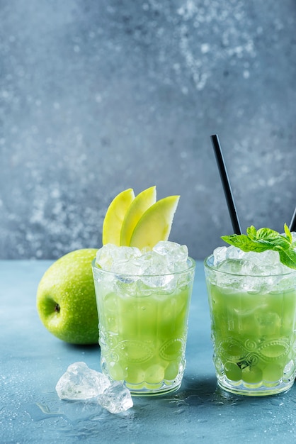 Cocktail verde con ghiaccio e menta