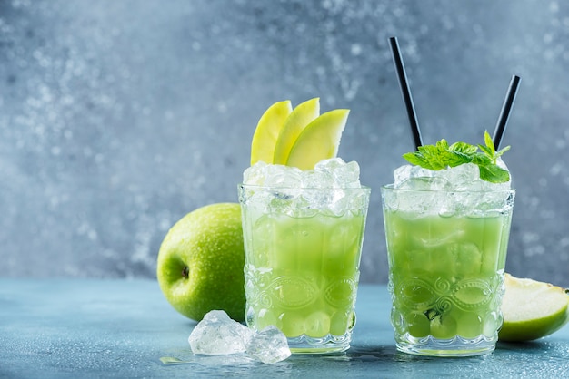 Cocktail verde con ghiaccio e menta