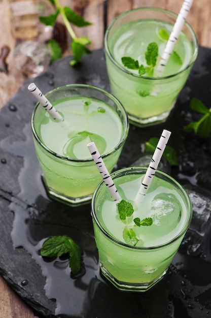 Cocktail verde con rum e menta