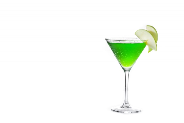 Cocktail verde di appletini in un bicchiere