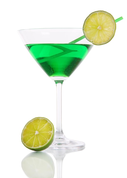 Cocktail verde in vetro martini isolato su bianco