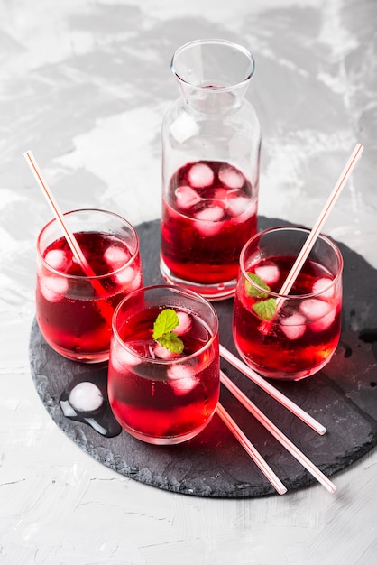 Coctail alcolico rosso con ghiaccio e menta