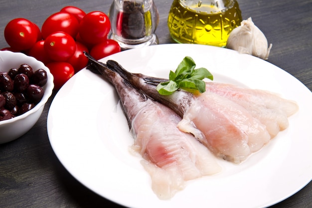 Coda di rospo del pesce fresco con gli ingredienti