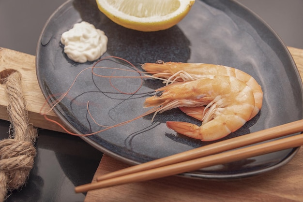 Code di gamberi arrosto con rosmarino fresco e limone.