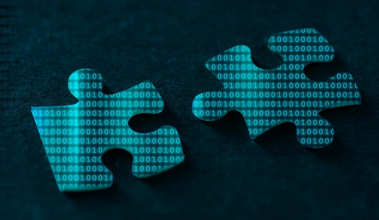 Foto codice binario su due pezzi del puzzle su sfondo nero.