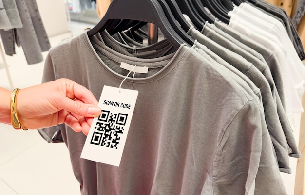 codice QR sull'etichetta dell'abbigliamento nel negozio di abbigliamento