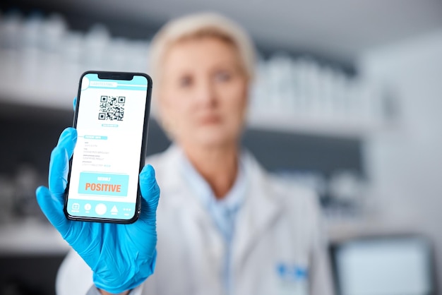 Codice QR vaiolo delle scimmie e medico con un telefono per risultati codice a barre positivo ed e-mail sanitaria Virus malato e mani di un operatore sanitario con in mano un cellulare con informazioni su una malattia su uno schermo