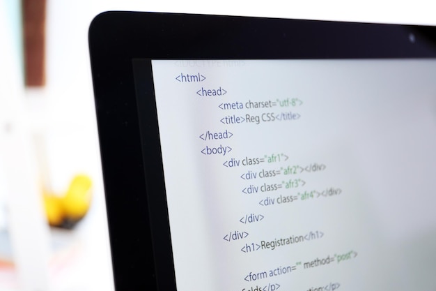 Codici del sito Web sul monitor del computer
