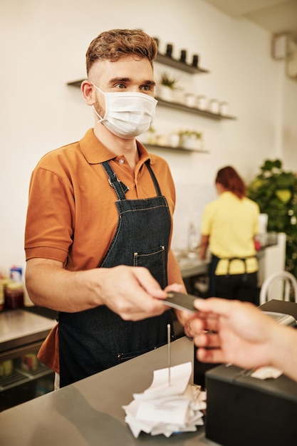 Coffeeshop Barista che accetta il pagamento