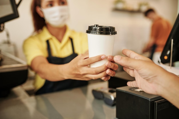 Coffeeshop Barista che dà una tazza di caffè