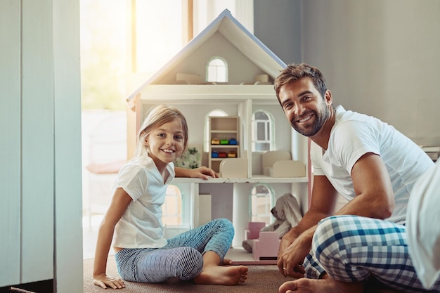 Cogli ogni occasione per legare con loro. Inquadratura di un'adorabile bambina che trascorre del tempo con suo padre a casa