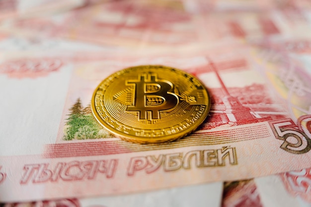 Coin Bitcoin sullo sfondo dei rubli russi