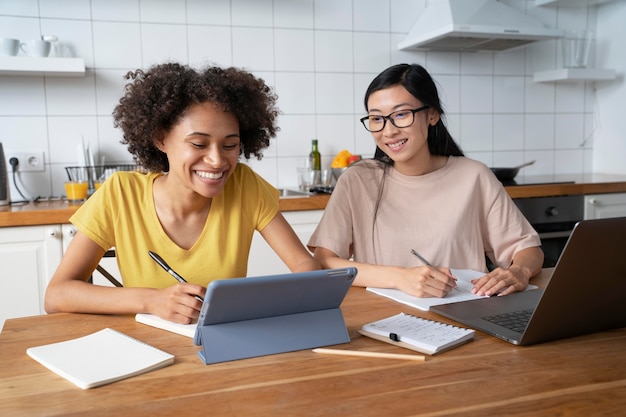 Coinquilini che condividono momenti felici insieme