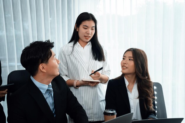 Coinvolgere gli uomini d'affari che lavorano insieme alla scrivania come concetto di armonia in ufficio