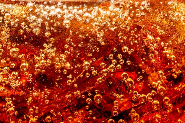 Cola con ghiaccio sfondo alimentare Cola closeup elemento di design Bolle di birra macroIce Bubble