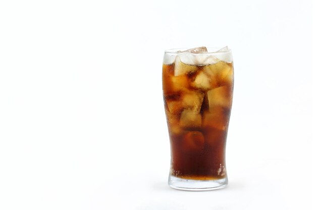 Cola in vetro con ghiaccio su sfondo bianco.