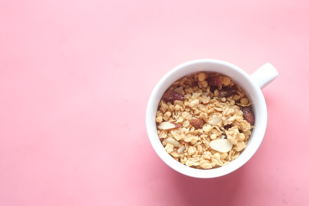 colazione a base di cereali in una ciotola su sfondo rosa