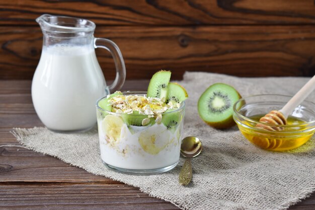 Colazione a base di farina d'avena con kiwi e banane