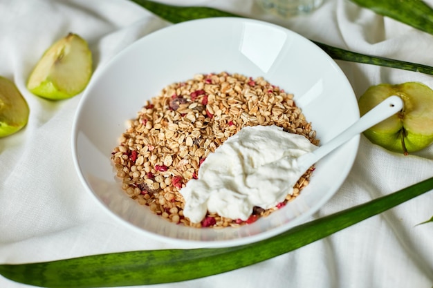 Colazione a base di muesli al mattino con yogurt greco e mela