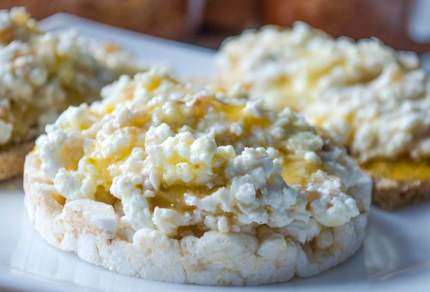 Colazione a base di pane con ricotta e miele