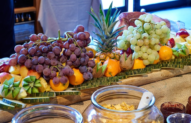 Colazione a buffet colorata con frutta fresca di stagione