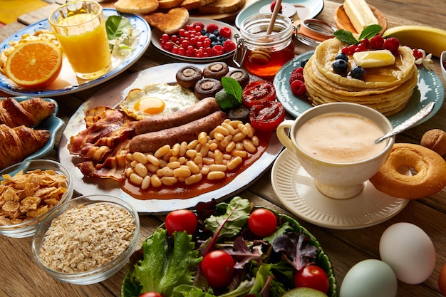 Colazione a buffet completa continentale e inglese