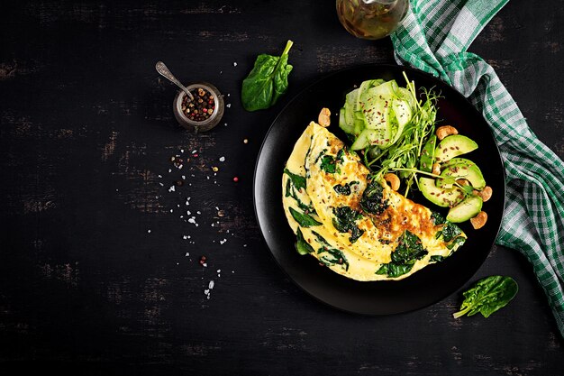 Colazione a dieta paleo chetogenica Omelette con spinaci e cetriolo di avocado Spazio di copia in vista superiore