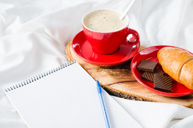 Colazione a letto e Notebook vuoto per nota.