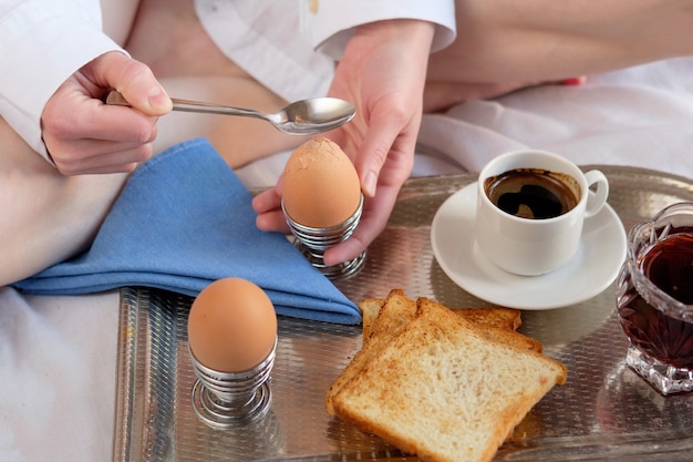 Colazione a letto in hotel.