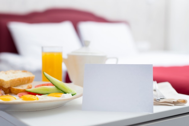 Colazione a letto nella camera d&#39;albergo