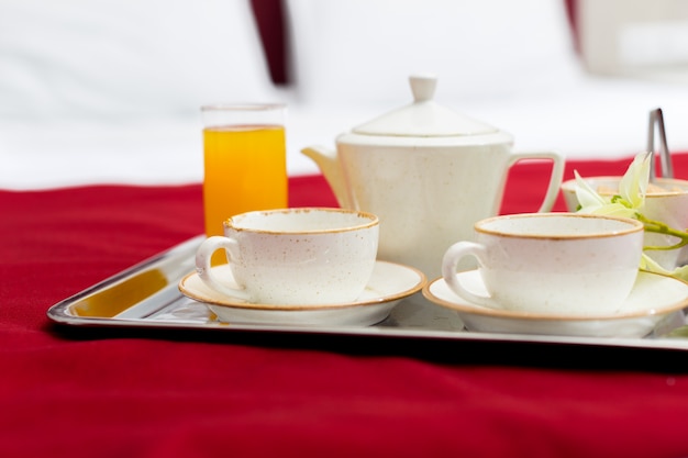 Colazione a letto nella camera d'albergo