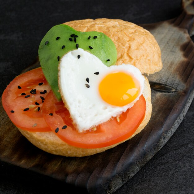 Colazione a San Valentino. panino con uovo e avocado.