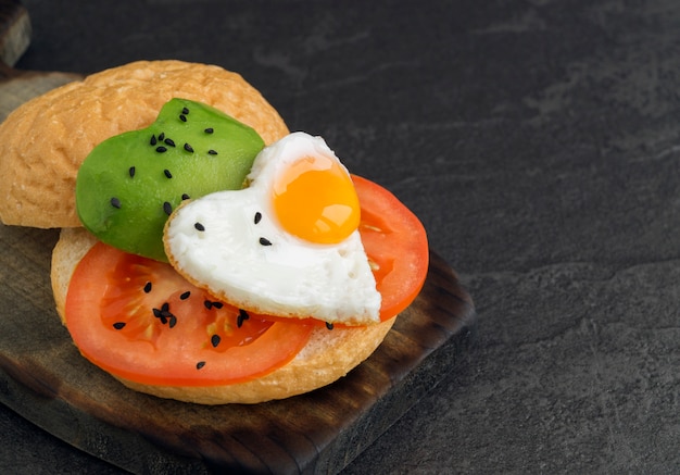 Colazione a San Valentino. panino con uovo e avocado.