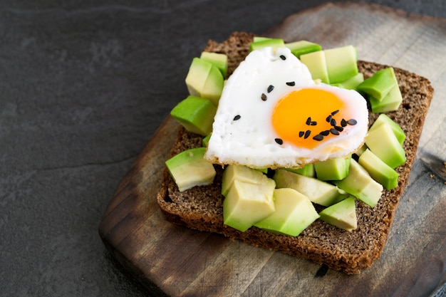 Colazione a San Valentino. panino con uovo e avocado.