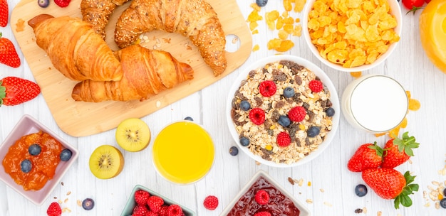 Colazione al mattino con cornetti al burro e corn flakes cereali integrali e uvetta.