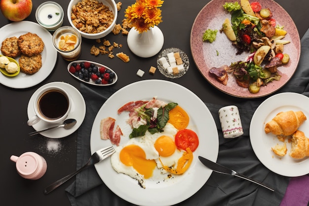 Colazione al ristorante con pancetta e uova fritte