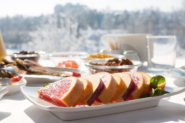 Colazione al ristorante in inverno nevoso all'aperto.