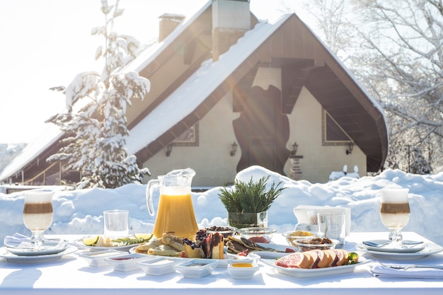 Colazione al ristorante in inverno nevoso all'aperto.