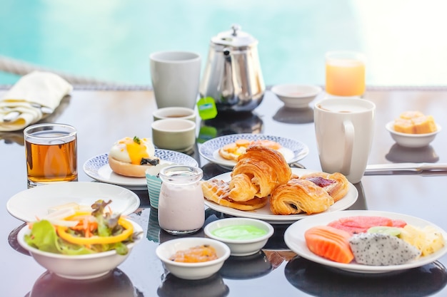 Colazione all'americana sul tavolo accanto alla piscina del resort